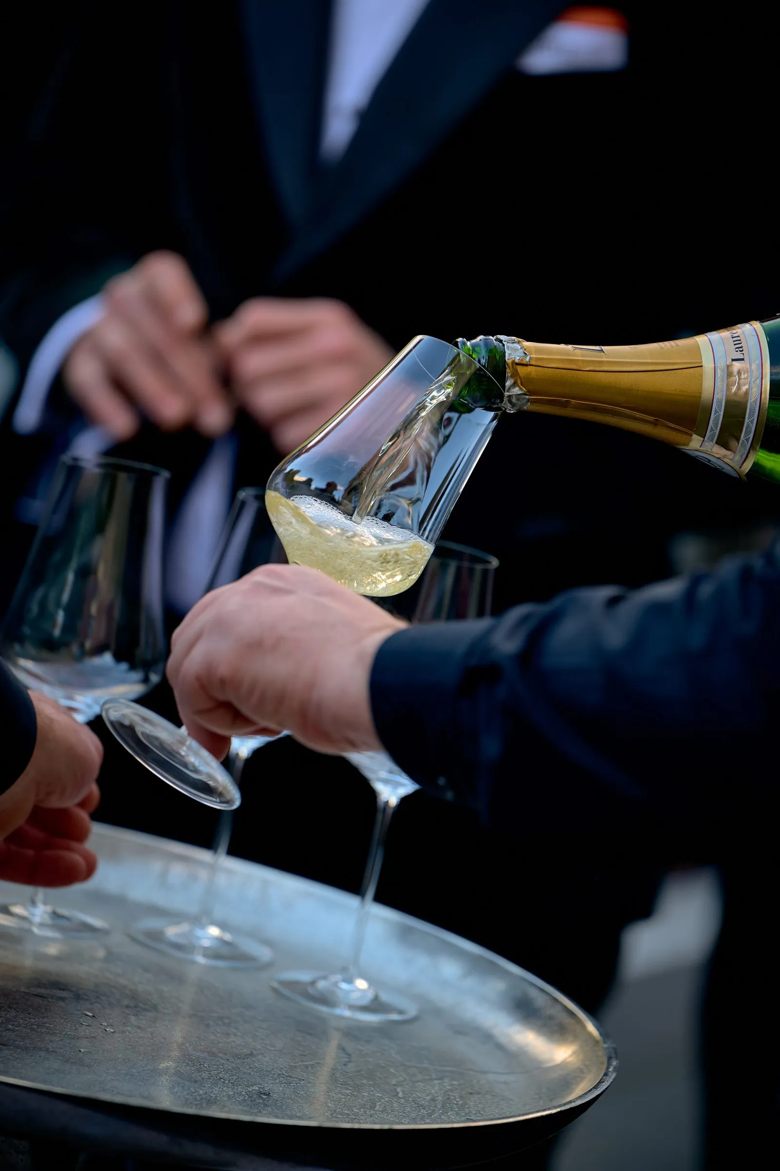 Champagner wird eingeschenkt