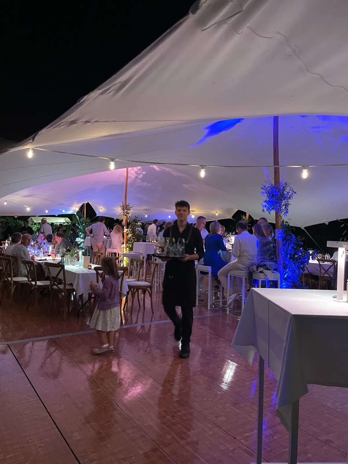 Stretchzelt bei Nacht — Hochzeits-Catering im Dreiländereck