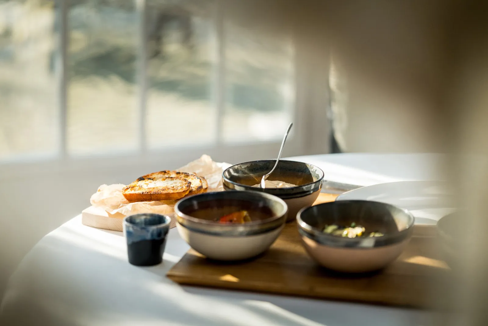 Suppenteller am Fenster — Tischbild aus dem Hotel & Restaurant Eckert