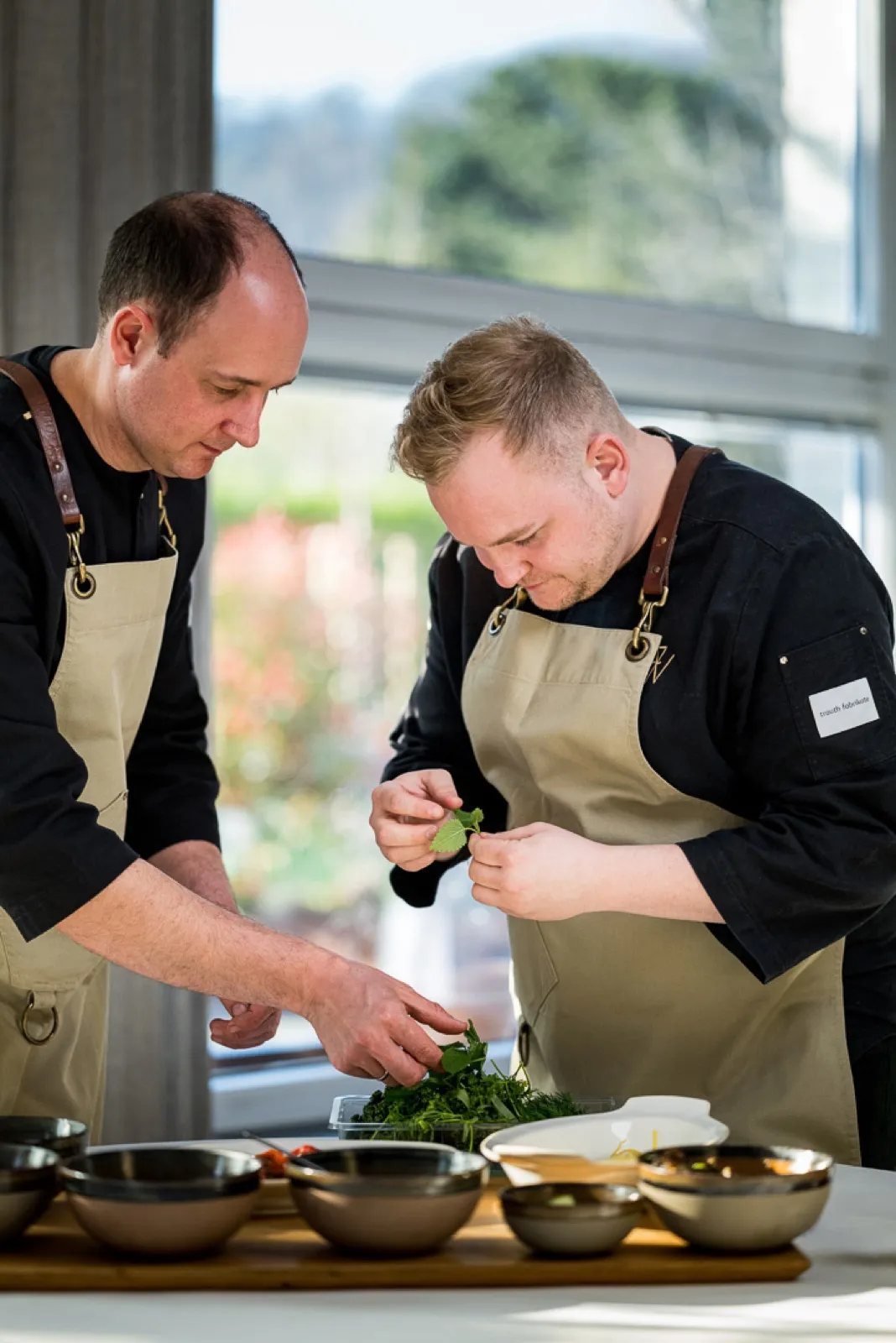 Zwei Köche beim Plating in der Küche des Hotel & Restaurant Eckert
