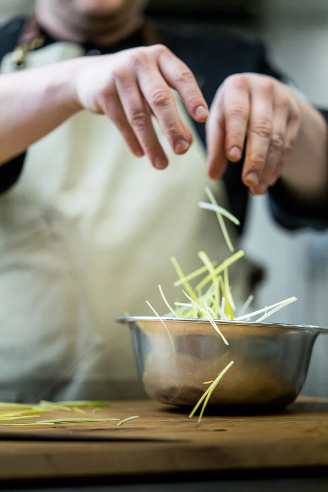 Dressage dynamique en cuisine étoilée — poireau lancé dans le bol