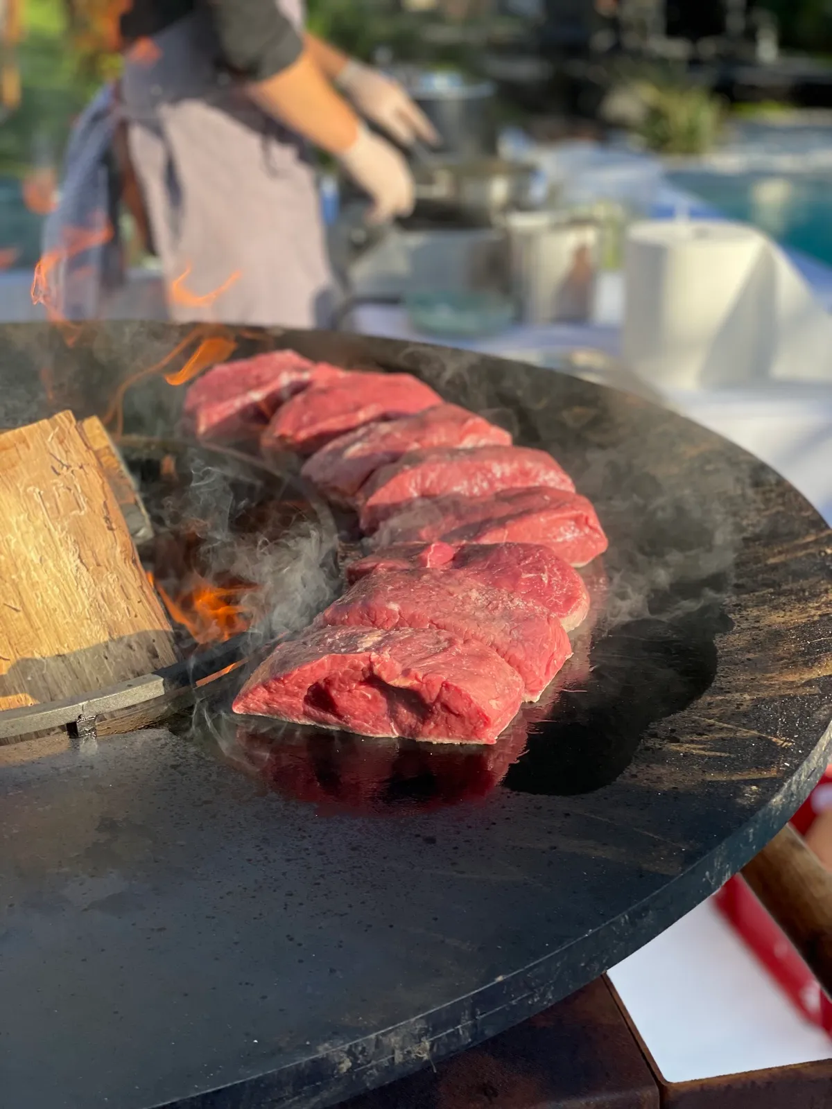 OFYR-Grill mit Steaks — BBQ- und Live-Cooking-Catering von WIO