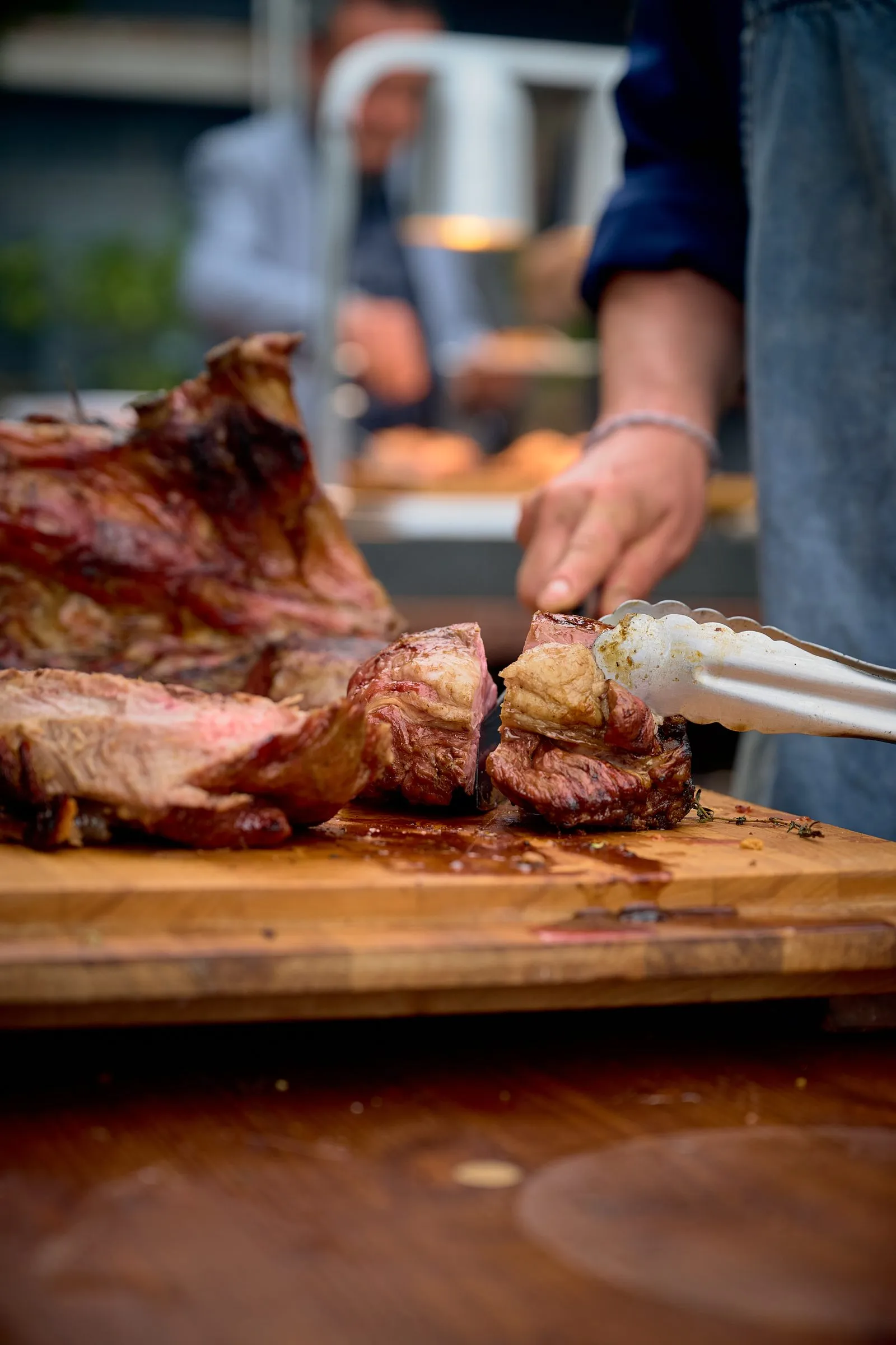 Fleisch wird auf Holz geschnitten