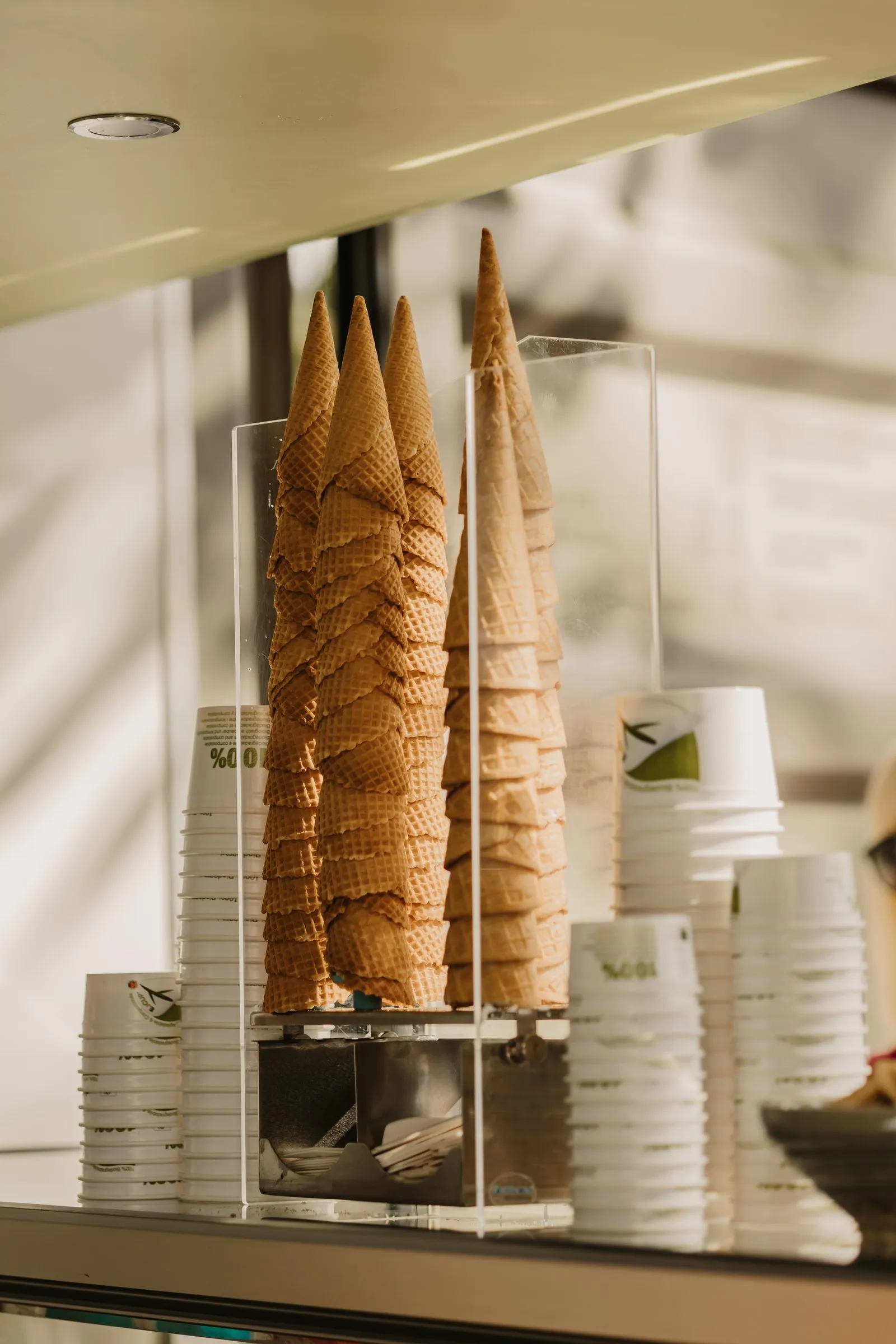 Hand hält eine Eiswaffel