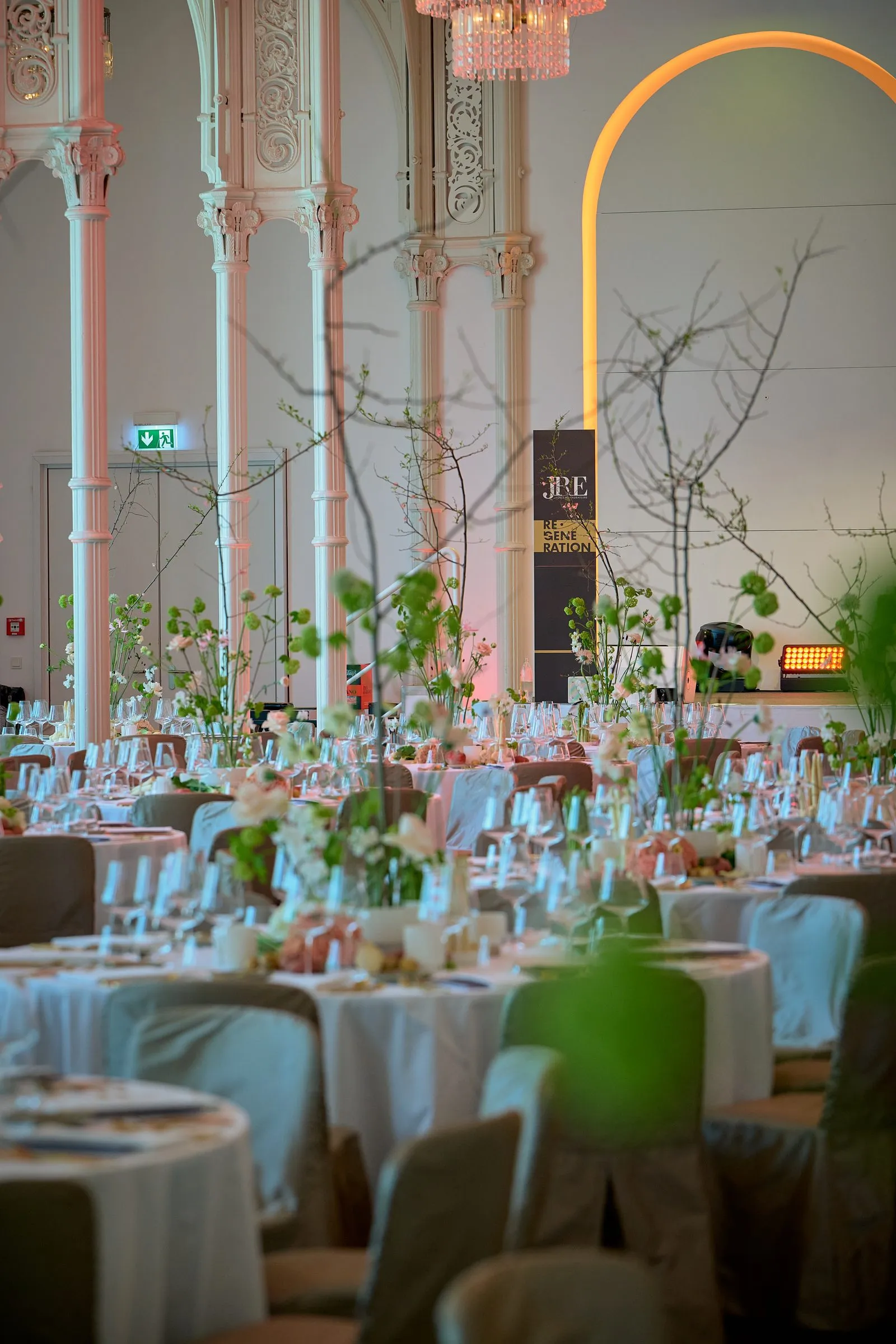 Gedeckter Ballsaal für ein Galadinner