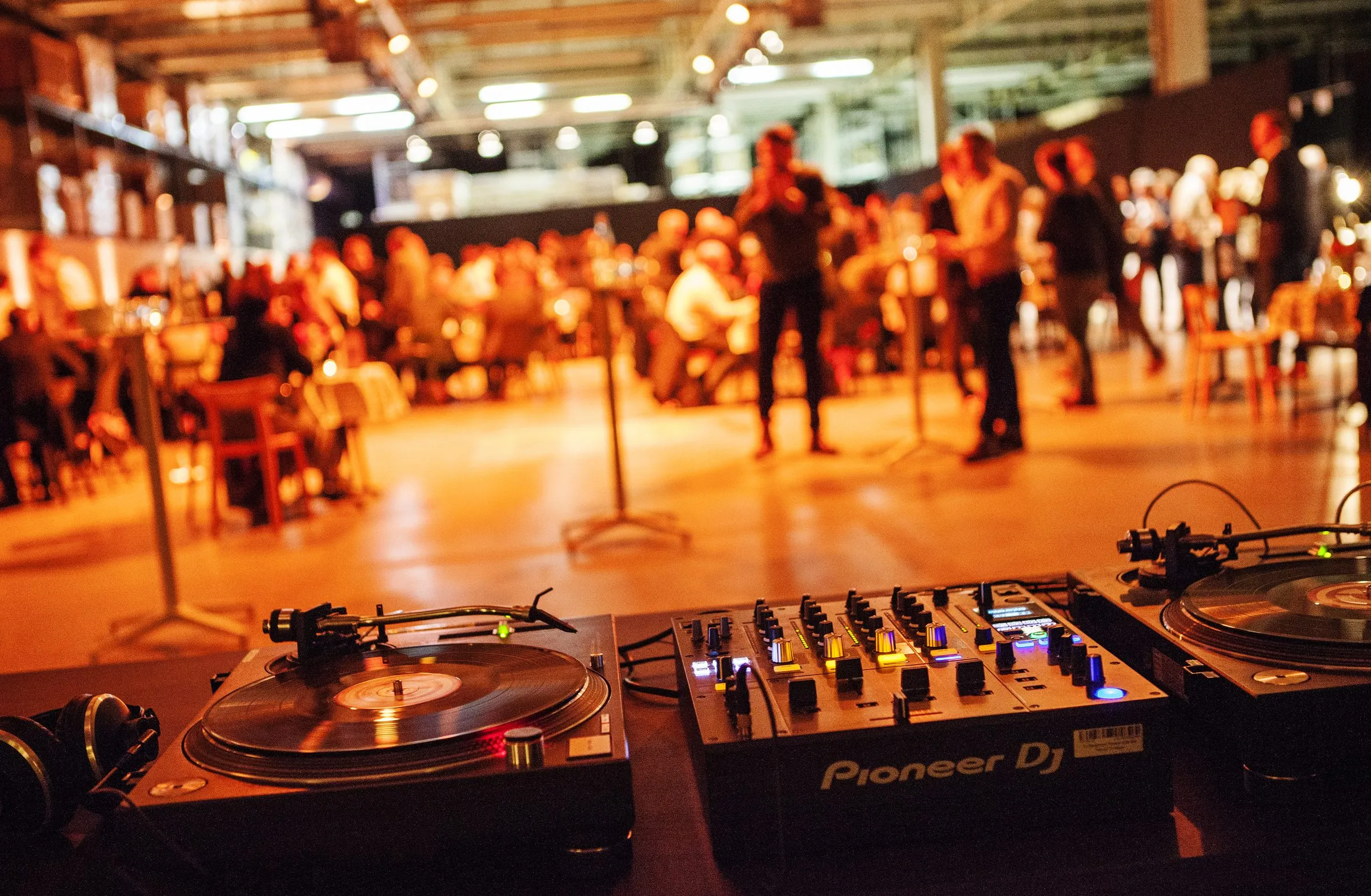Industriehalle mit DJ und Gästen
