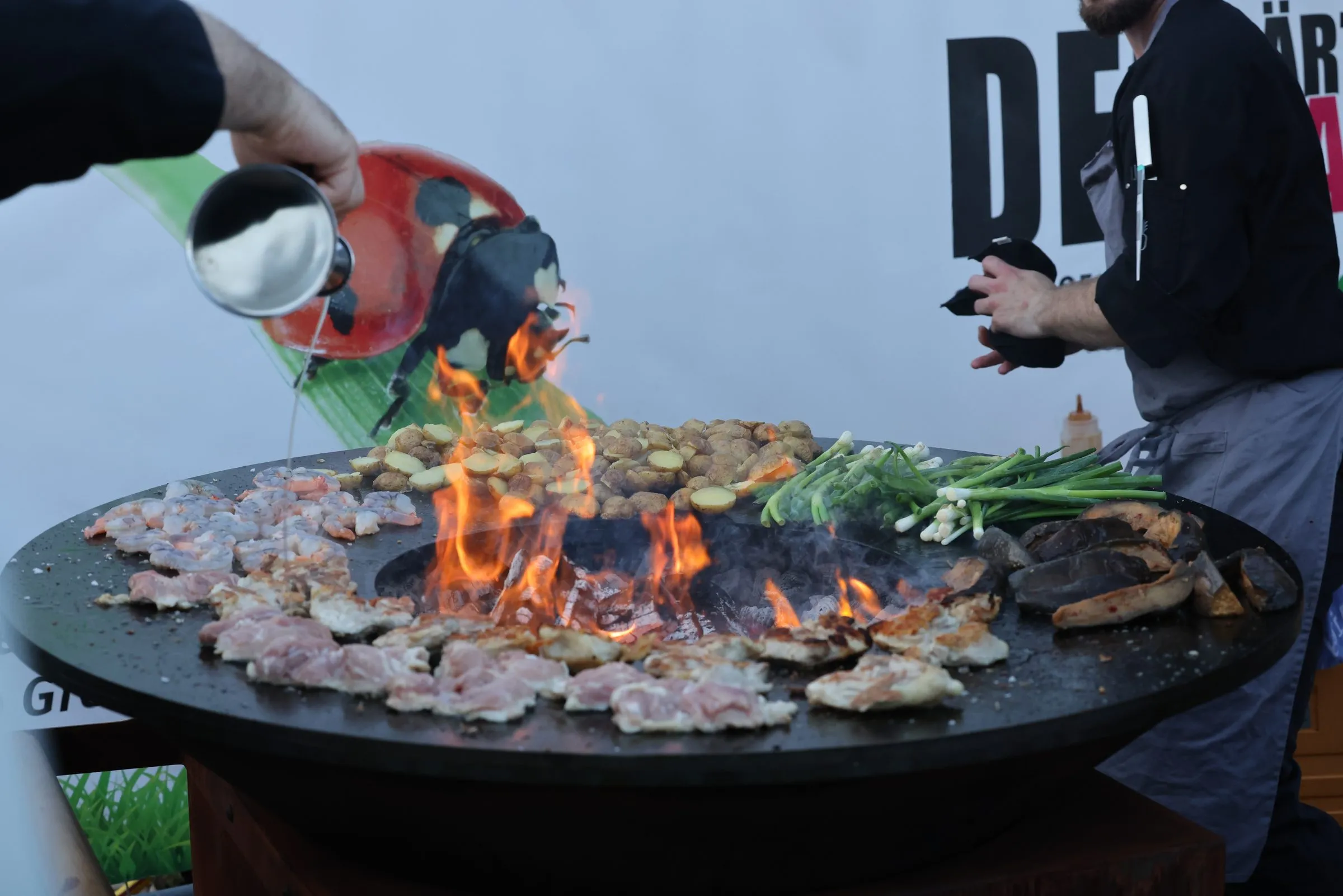 Grillgut auf dem OFYR mit offener Flamme