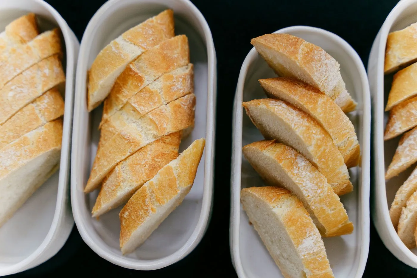 Baguette-Scheiben in Schalen