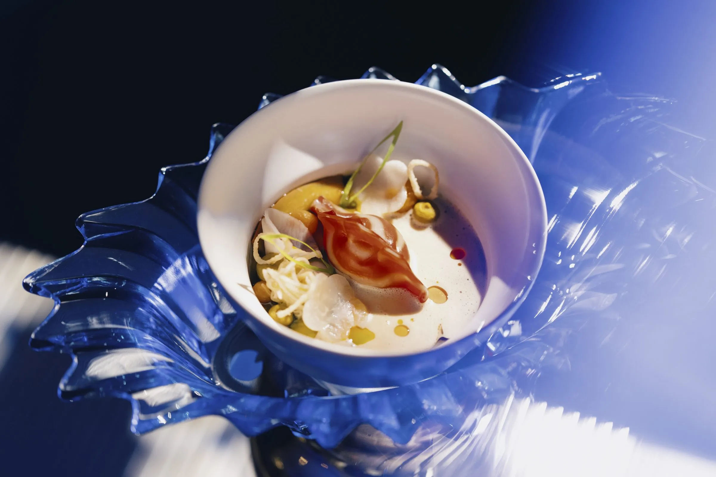 Dessert im blauen Glas
